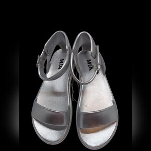 MIA Kiraa Silver Sandals with Modern Metallic Finish Girl's Size 1M NWOT